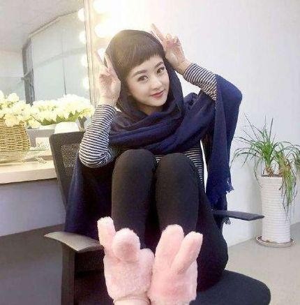 赵丽颖哄娃画面曝光，初为人母经验少，使尽浑身解数逗孩子很有爱