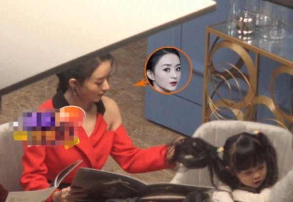 赵丽颖哄娃画面曝光，初为人母经验少，使尽浑身解数逗孩子很有爱