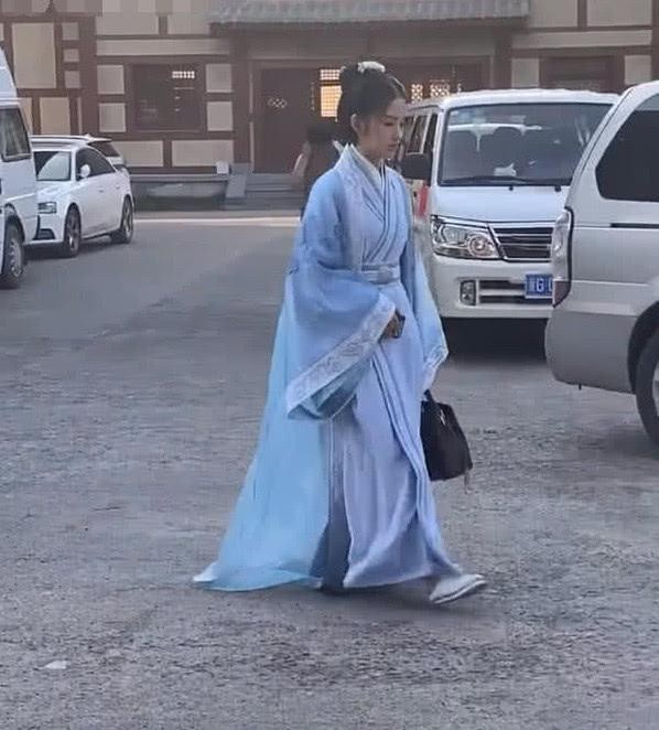赵丽颖“替身”火遍全网，古装造型太奇怪，难为只能当替身