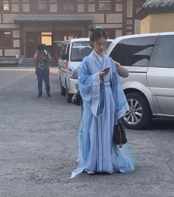 赵丽颖“替身”火遍全网，古装造型太奇怪，难为只能当替身