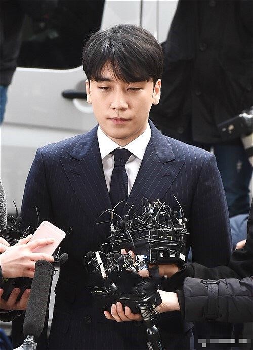 49岁男星再爆丑闻，妻子孕期“约模特”，传性感照语言露骨