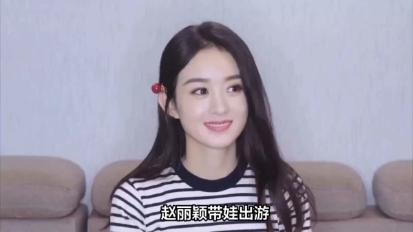 赵丽颖穿搭时尚又活力，挽起裤腿与儿子一起挖沙