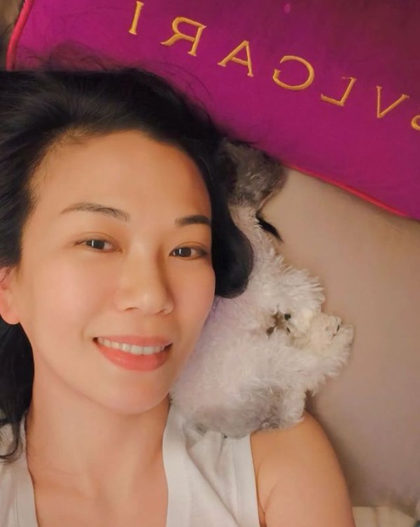 萧敬腾未婚妻被曝怀孕后首晒自拍，50岁的她冻龄有术并未否认