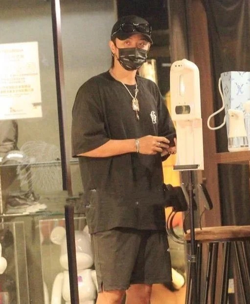 罗志祥深夜亲自打理潮牌店 复出无望犹如市井小民