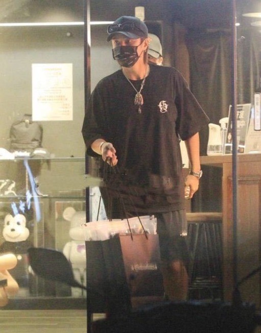 罗志祥深夜亲自打理潮牌店 复出无望犹如市井小民