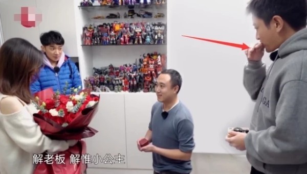 贾乃亮目睹别人求婚掩面而泣是怎么回事?哪个综艺节目能看到？