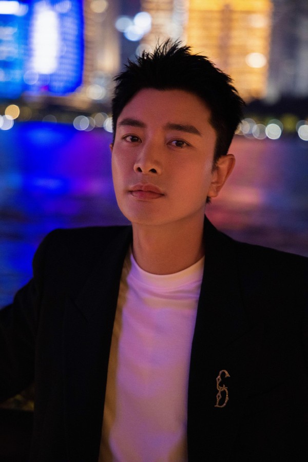 漫步江边，感受微风拂面，坠入夜色，秋风也恰好温柔