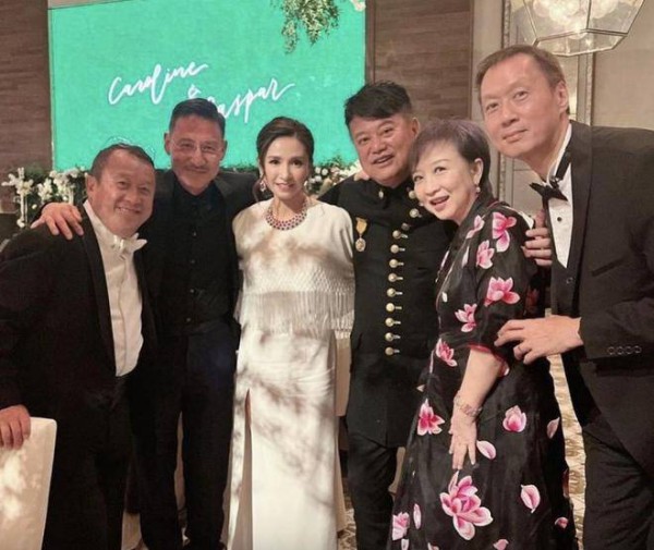 57岁吴婉芳参加婚礼，与新郎母亲同框明艳动人，两人是同届港姐