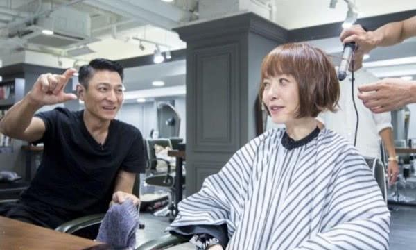 鲁豫：你知道鹿晗吗？刘德华却说他们很熟悉，公布恋情很佩服他！