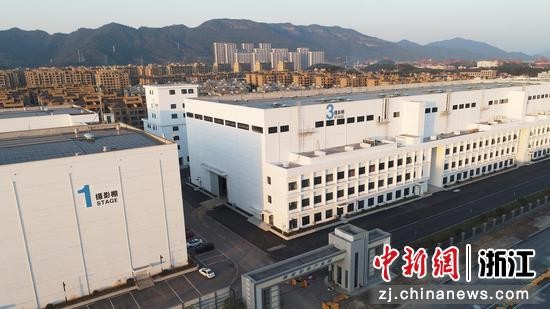 横店影视产业园摄影棚（无人机拍摄）。 单冠定 供图