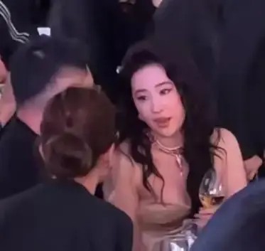 刘亦菲内场微醺脸蛋红透，走路与姚晨贴贴