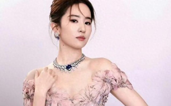 刘亦菲荣获中国红十字奉献奖章，为公益事业注入强大正能量