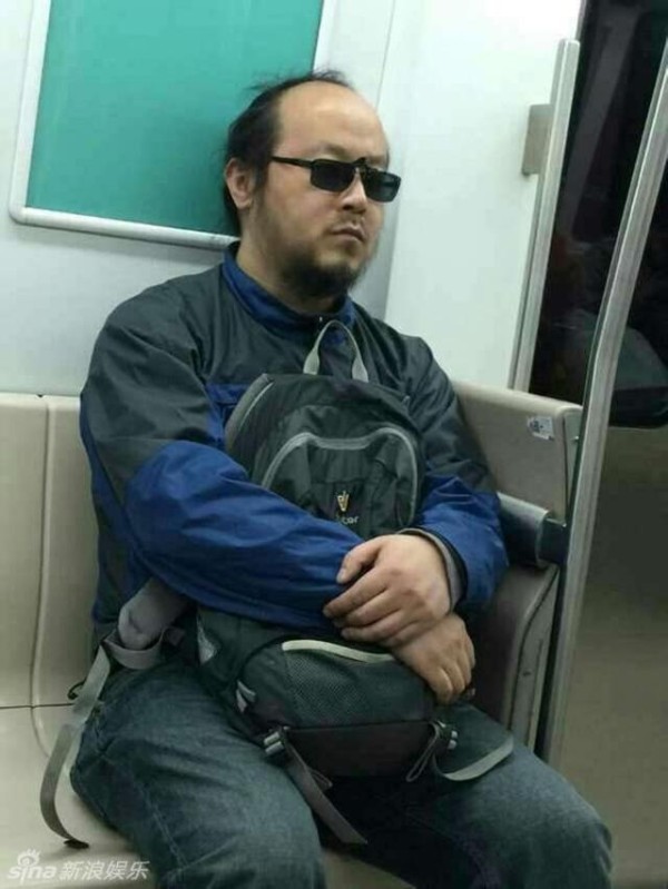窦唯乘地铁身材发福