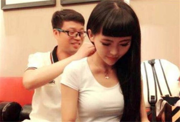 娱乐圈中3位富豪虽长得不帅，但妻子貌美如花，今一个个开豪车！