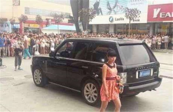 娱乐圈中3位富豪虽长得不帅，但妻子貌美如花，今一个个开豪车！