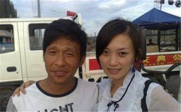 娱乐圈中3位富豪虽长得不帅，但妻子貌美如花，今一个个开豪车！