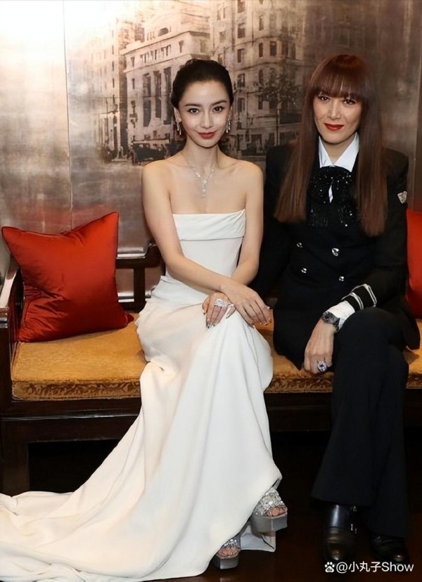 Angelababy白色高定礼服出席香港某活动，与超模琦琦同框接受采访