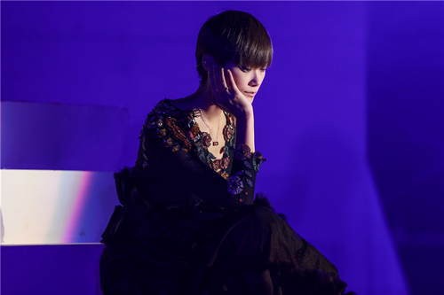 李宇春摇身一变从以前那个“男人婆”变身成了性感时尚女魔头。