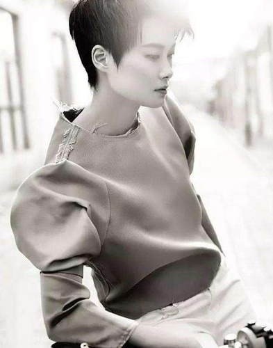 现在的李宇春已经今非昔比了，除了是很多品牌指定的代言人，还受到国际时装设计师Riccardo Tisci的邀请参加巴黎时装周