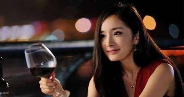女星究竟有多奢侈？杨幂一个月2万的时尚品，都不及她的一瓶面霜