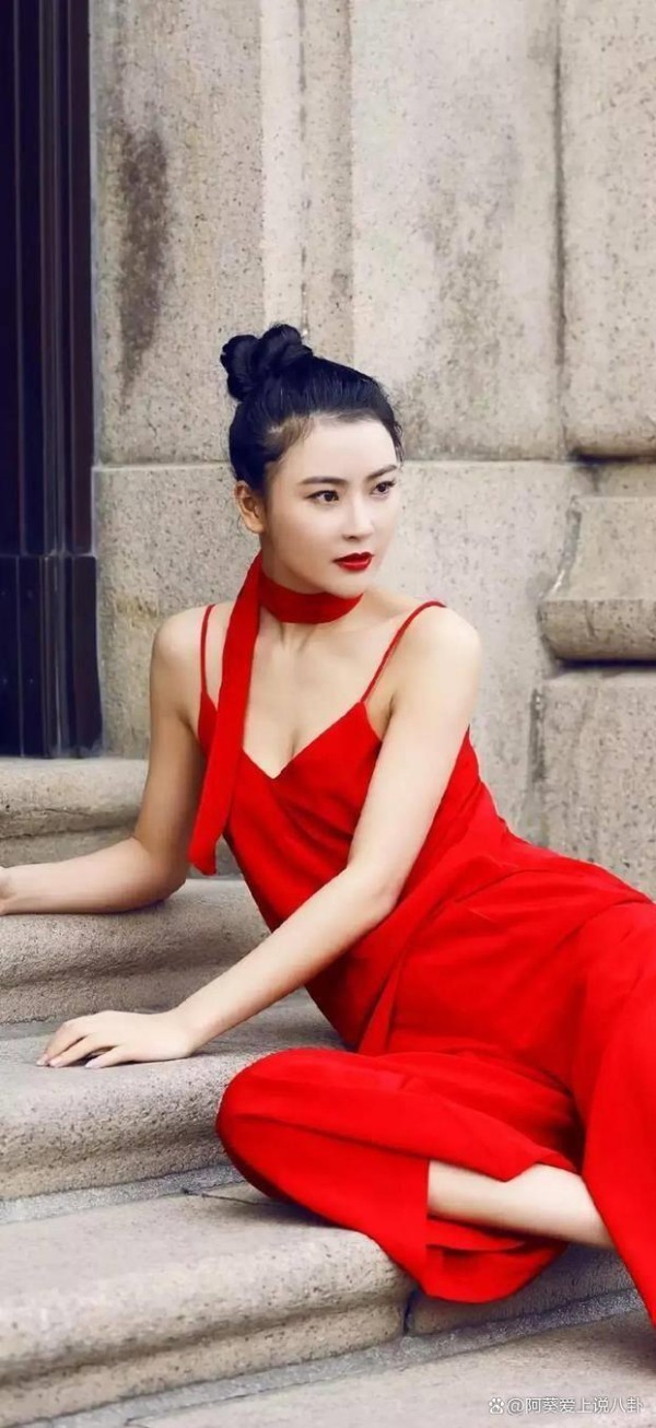 世界小姐吴丹身姿绝美，花容月貌让人心弦颤动，是世间少有的绝色