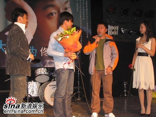 佟大为唱片发布众星捧月情深演绎热舞劲歌(图)