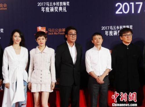 颁奖典礼现场邀来成龙、孙俪等影视明星助阵 刘关关 摄