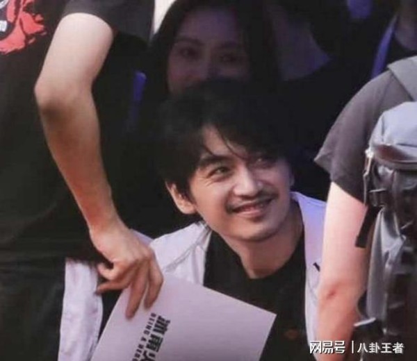陈晓小鸟依人？180身高遭质疑，新剧开机合照，体型娇小上热搜