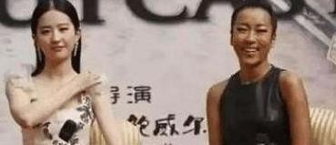 明星合照的“尴尬”瞬间：谢依霖的手，雷佳音的头