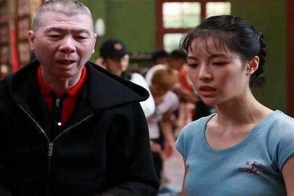 冯小刚曝出娱乐圈潜规则：不做交际花，一辈子都别想拿奖！
