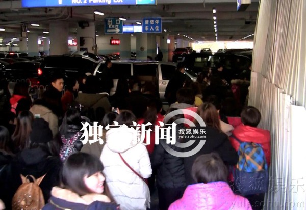 独家：罗志祥戴面具抵京 粉丝拉手护送6158227