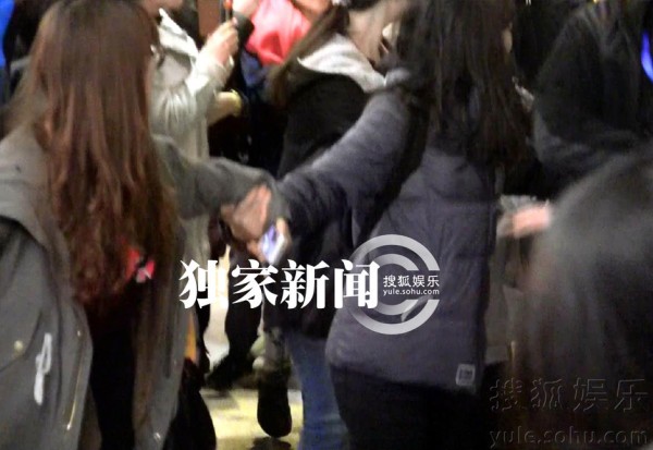 独家：罗志祥戴面具抵京 粉丝拉手护送6158229