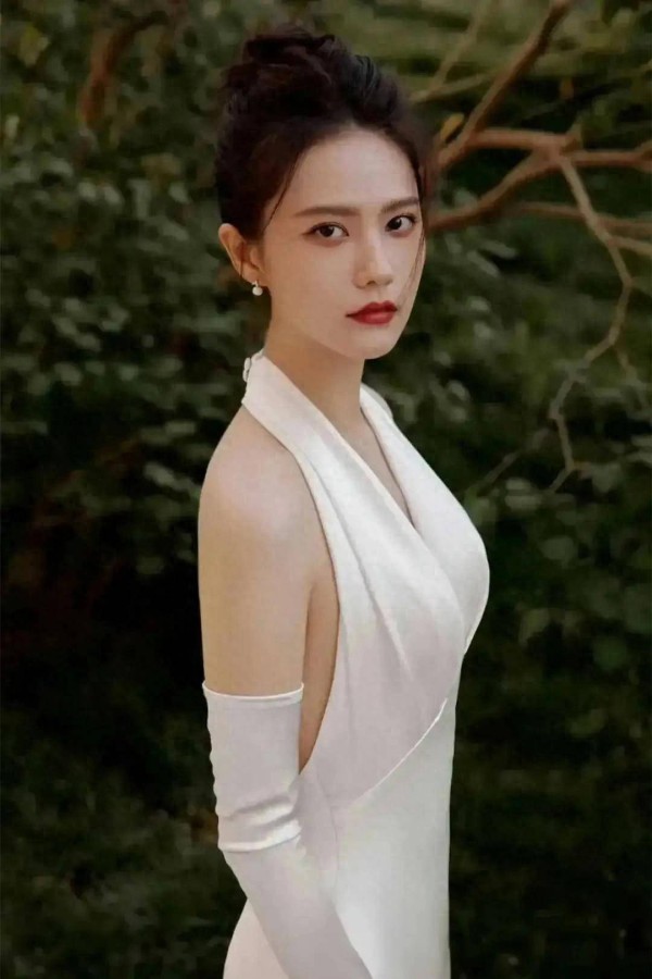 北影最美校花姜佩瑶：又纯又欲，似美艳版高圆圆？