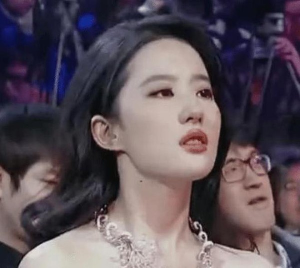 六年前刘亦菲为何当众落泪？情难自禁缘由邹兆龙，网友：有段往事