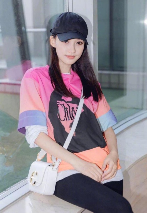 刘亦菲唐嫣张雪迎等女明星，撞衫同款上衣，不同的穿搭方法