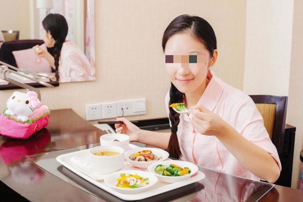 女星产后9天便“复工”，瘦到94斤赚奶粉钱，虚弱的身体让人心疼