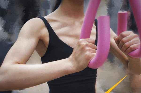 女星产后恢复多拼？身材前平坦却肌肉满满，减肥照片让多少人脸红