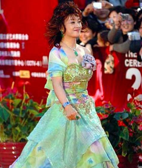 女星红毯造型一个比一个雷人，网友：最后那张太侮辱自己国家了！