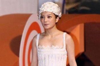 女星红毯造型一个比一个雷人，网友：最后那张太侮辱自己国家了！