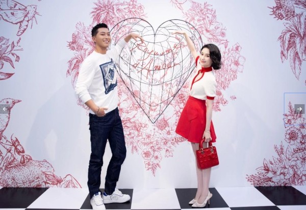 何超莲才是“真名媛”！全身上下只用两个颜色，却意外显得很高级