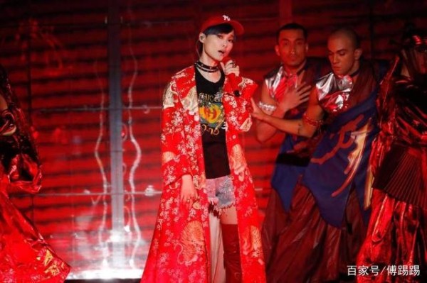 李宇春出道13年：从流行到艺术，一个偶像的无限可能