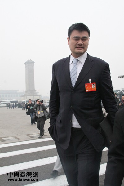 组图：全国政协开幕 明星政协委员遭遇媒体围堵采访