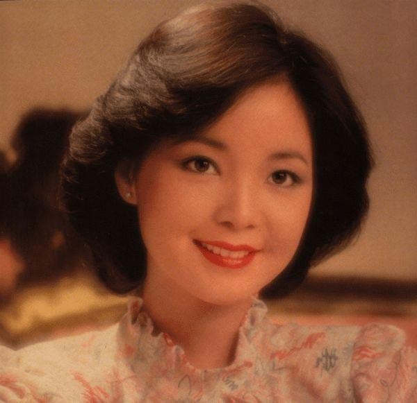 那些年妈妈追的巨星：邓丽君天籁，张国荣传奇，而她最芳华绝代