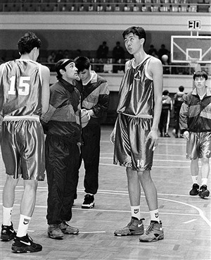17岁初出茅庐。1995年，18岁的大郅初登CBA