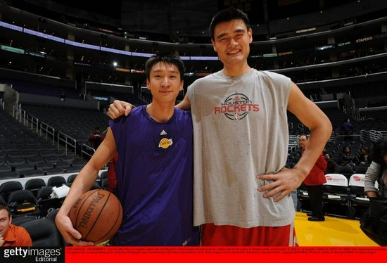 2008年11月，湖人对阵火箭前孙悦与姚明合影