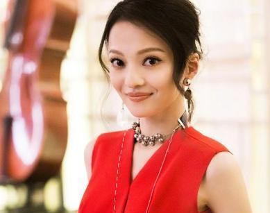 女明星的这8套早春穿搭，足以诠释女人如花，很值得模仿！