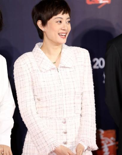 女明星的这8套早春穿搭，足以诠释女人如花，很值得模仿！