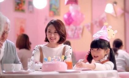 女明星的这8套早春穿搭，足以诠释女人如花，很值得模仿！