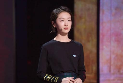 女明星的这8套早春穿搭，足以诠释女人如花，很值得模仿！