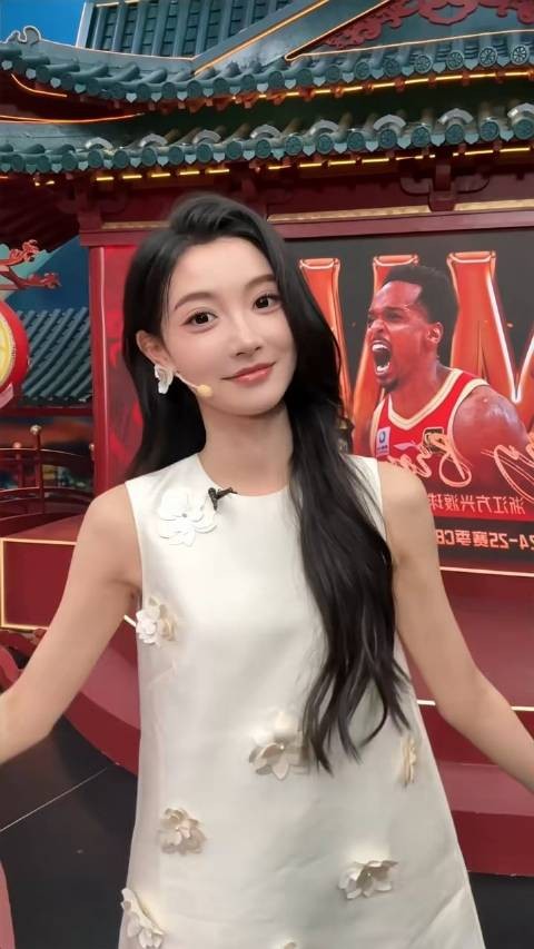 金佳悦在演播室录了段跳舞视频，郭艾伦乱入
